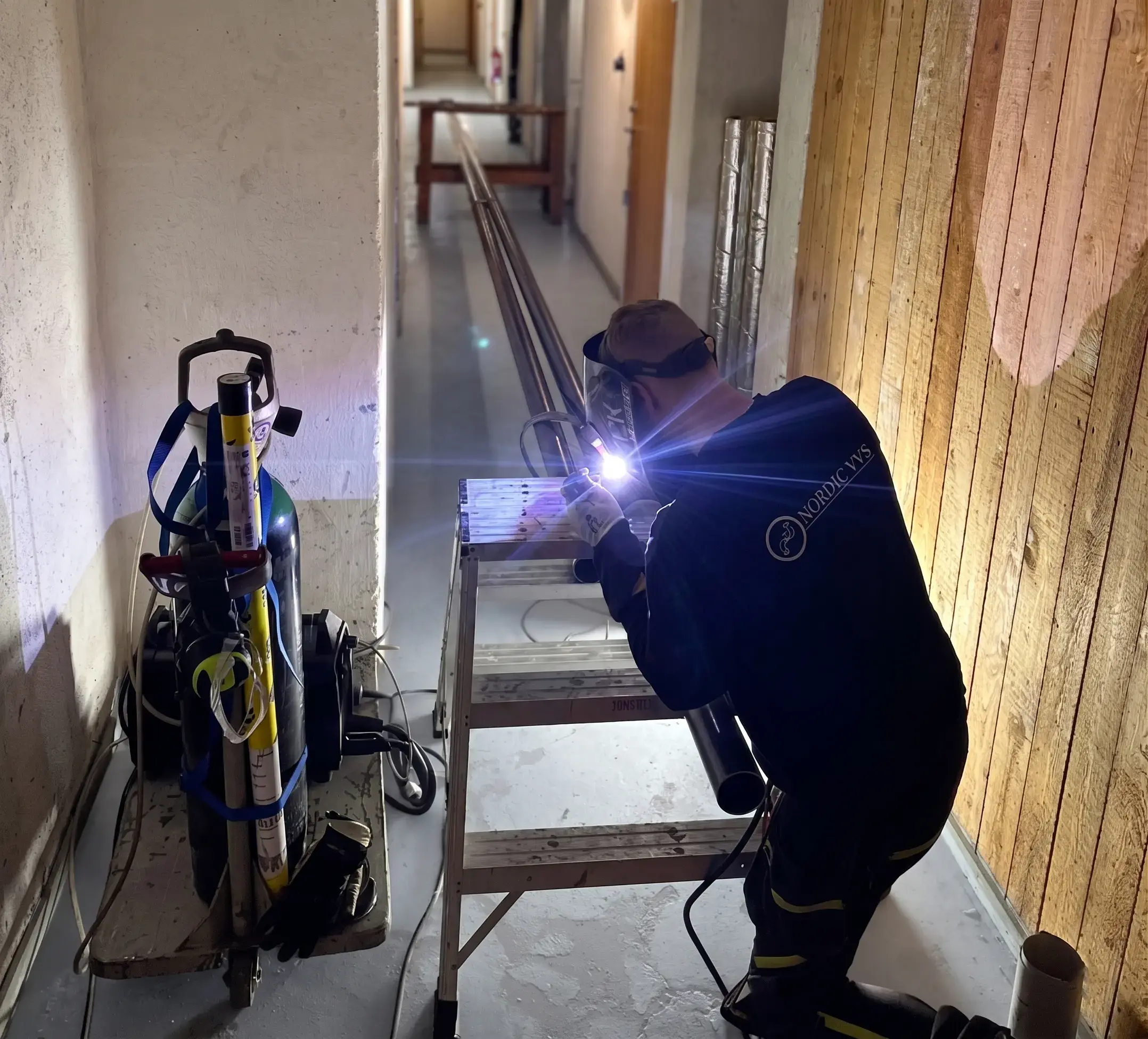 VVS-montör från Nordic VVS arbetar med en installation